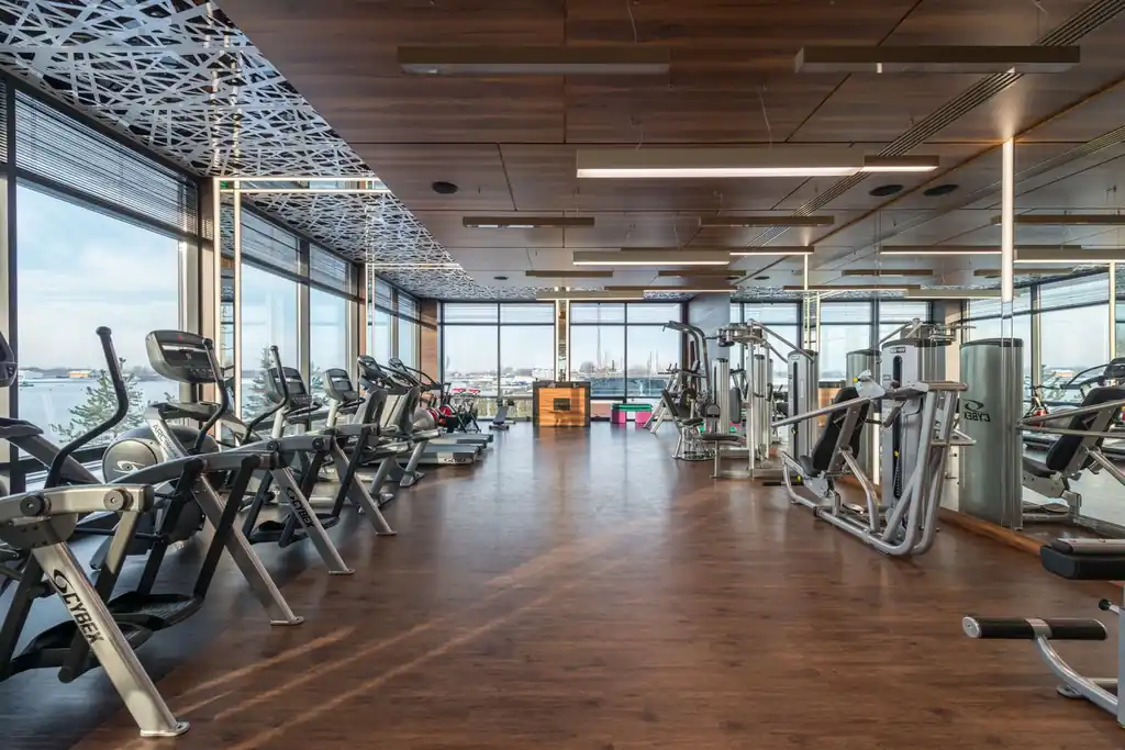 Rivermalepart modern fitness központ belső tere